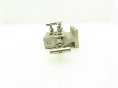 Swagelok SS-V5NBF8-FL-G-SG 5 Valve Instrument Manifold SS Ball Tip 1/2" NPT