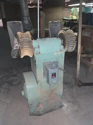 - DOUBLE-SPINDLE BRUSH SANDER