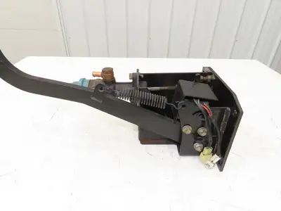 Toyota 5FBCU20 Electric Forklift Brake Pedal Master Cylinder Assembly