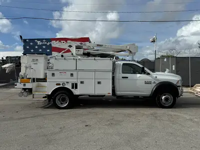 Used 2017 VERSALIFT SST40EIH-02 Bucket (boom) trucks Florida US | Truck and Van Outlet #1509171