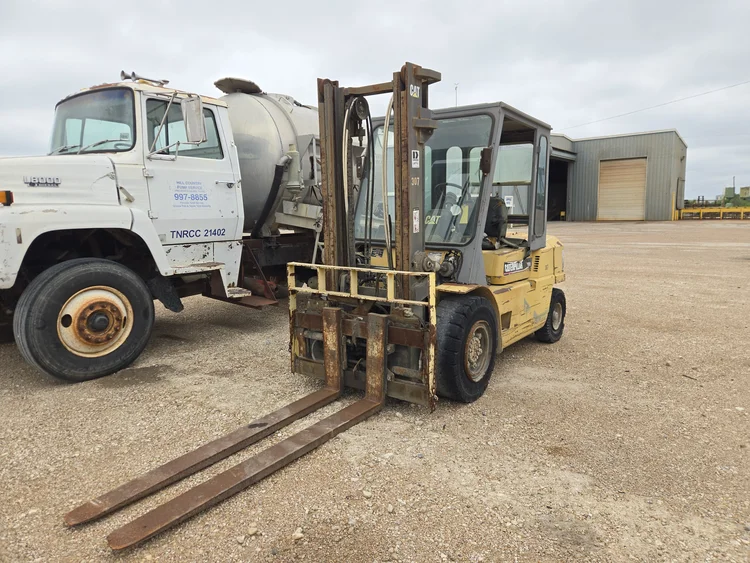 Used _UNKNOWN_ _UNKNOWN_ Internal Combustion Forklifts: Pneumatic Tire Texas US | IRS Auction #1132329