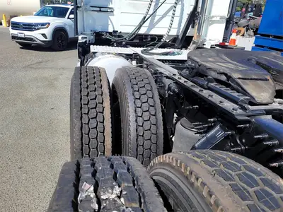 USED 2017 VOLVO VNL64T300
