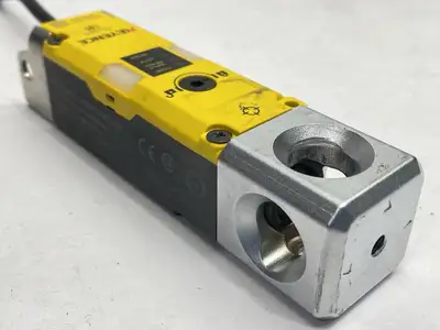 USED KEYENCE SAFETY INTERLOCK SWITCH HIGH PERFORMANCE TYPE M12