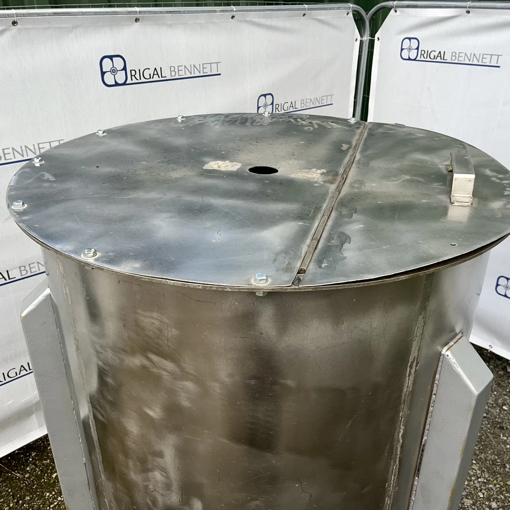 700L S/S Enclosed Mix Tank