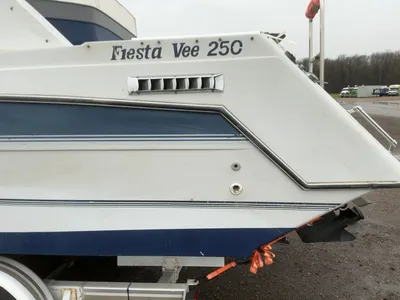 USED 1987 RINKER FIESTA VEE 250