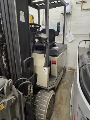 USED CROWN ELECTRIC CLAMP FORKLIFT WITH CASCADE CLAMP