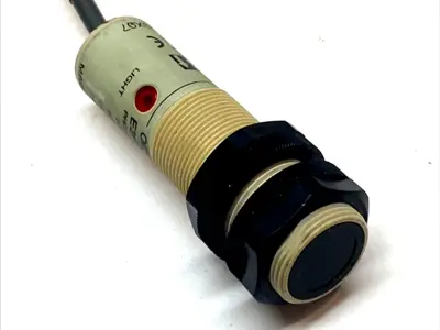 USED OMRON PHOTOELECTRIC SENSOR DIFFUSE 0.1M PNP 10-30VDC