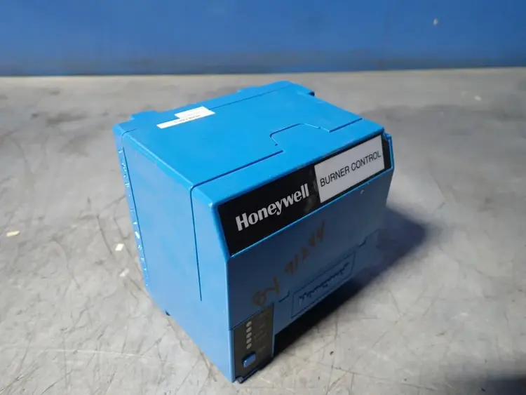 Used HONEYWELL RM7890A1015 Electrical Controls | HGR 24 #748090