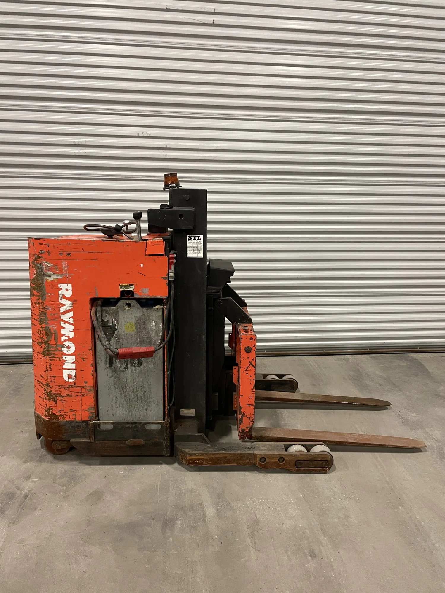 Raymond 20R30TN Ride-On Electric Reach Order Picker Stacker Forklift 24V 3000lb