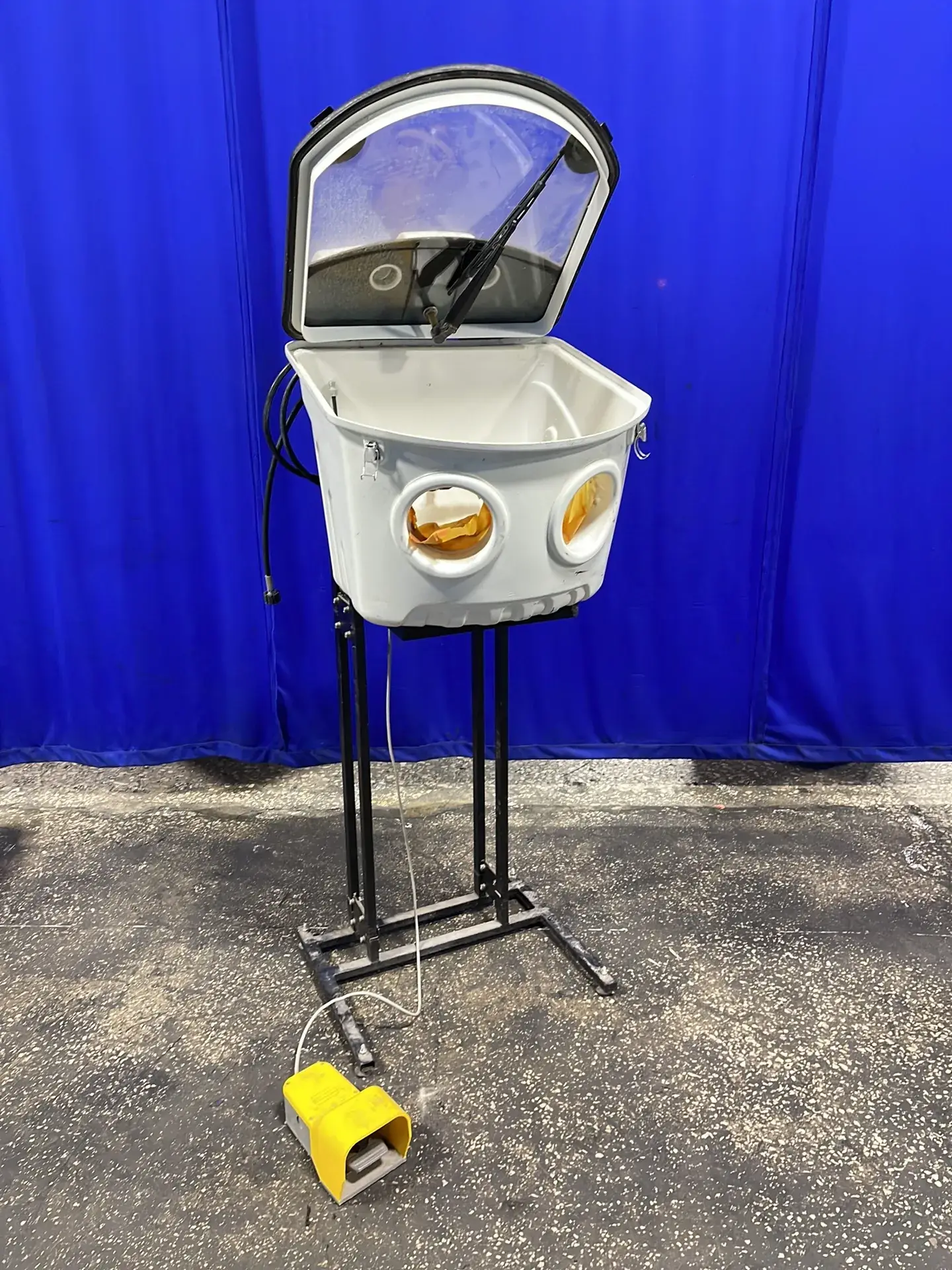 20.5”x18”x15” Waterjet Cleaning System