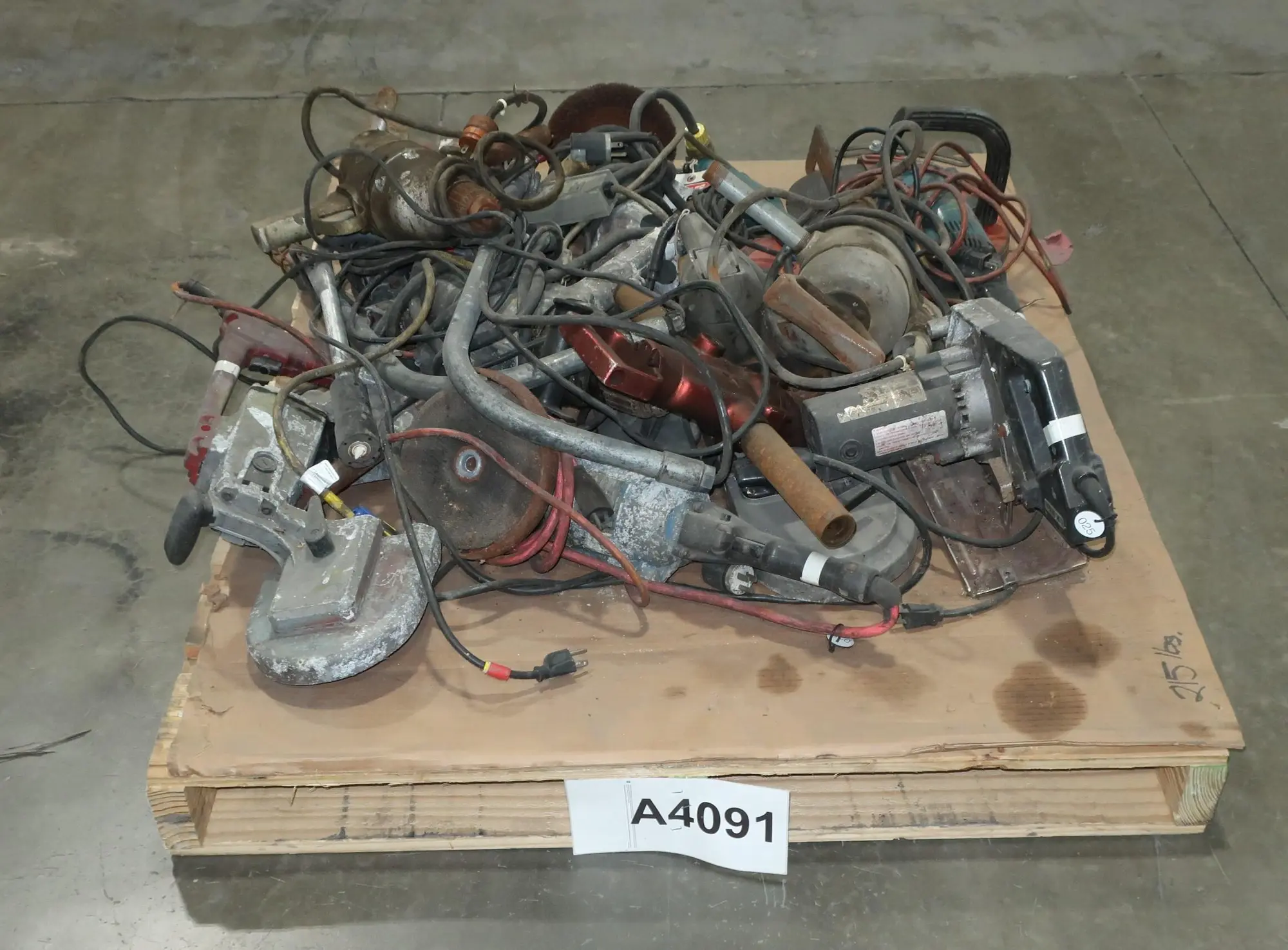 PALLET OF ASSORTED TOOLS