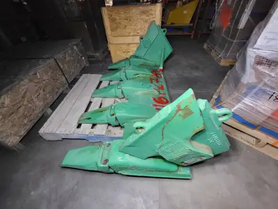 Super V Bucket, Shroud and Teeth Assembly L5570SV59SDX