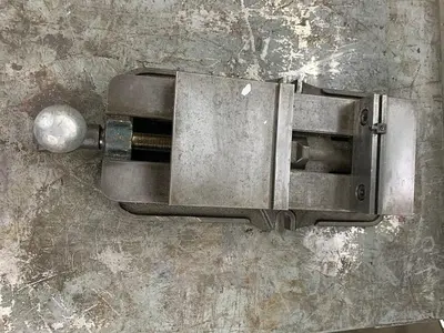 4151-700 Kurt 6″ Vise / Milling / CNC / Original Anglock D-Series Model # D675 with Handle