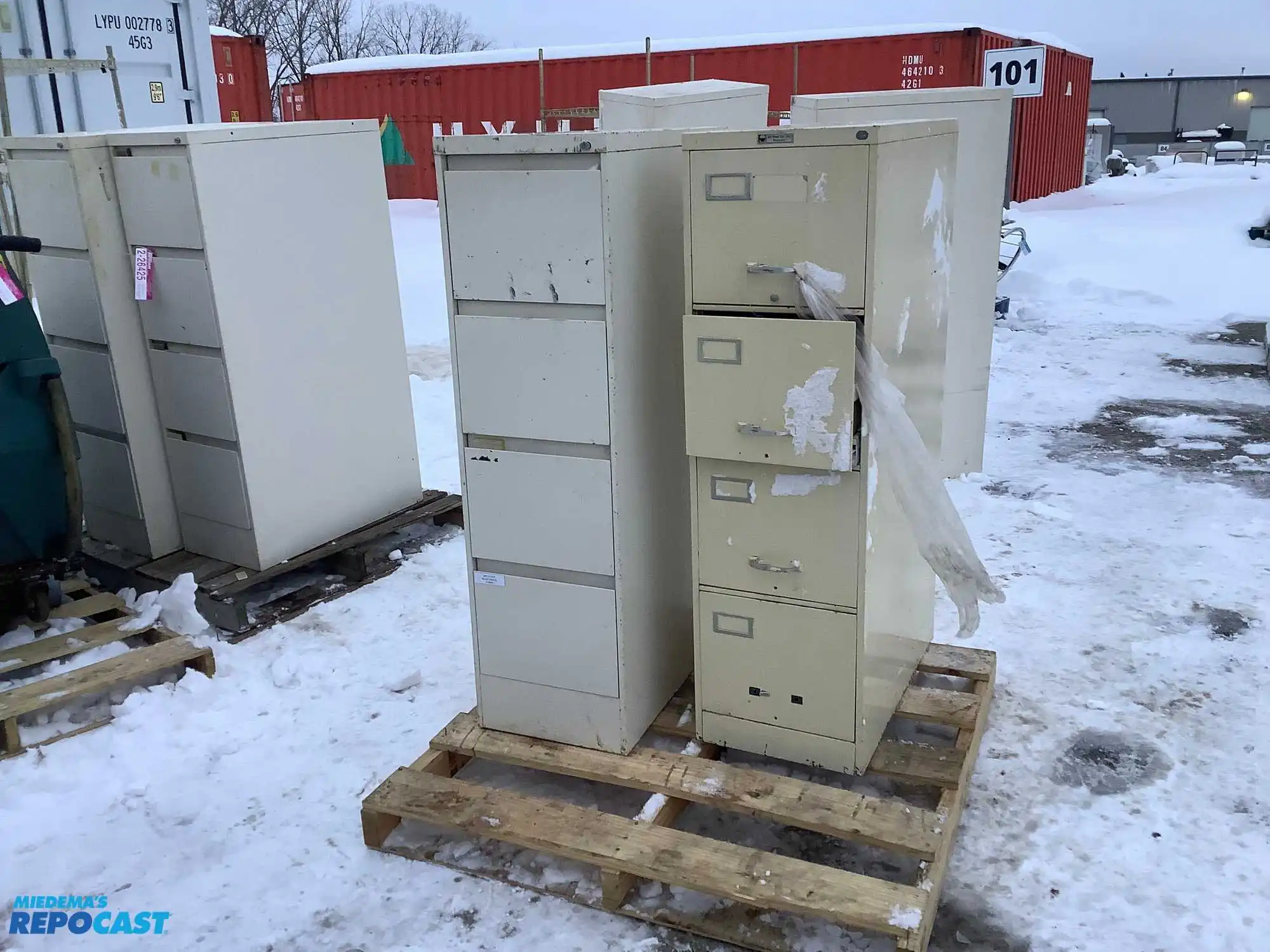 Lot of (2) metal filing cabinets with 4 drawers approx. 15”x29”x52” (one has handles)