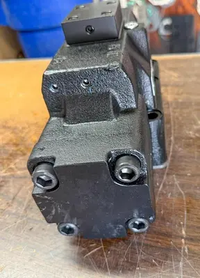 New | in-Stock PARKER DIRECTIONAL CONTROL VALVE SERIES D4L D9L MANUAL HYDRAULIC CONTROL VALVE Pump & Valve Parts Pennsylvania US | East West Machinery & Drilling #1418085