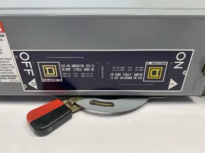 USED SQUARE D BY SCHNEIDER ELECTRIC FUSIBLE TWIN SWITCH PANELBOARD DISCONNECTOR 30A 3-POLE
