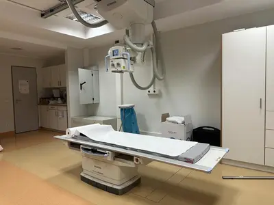 USED SIEMENS COMPLETE X-RAY ACCIDENT INVESTIGATION WORKSTATION WITH MEDICAL EQUIPMENT LOT
