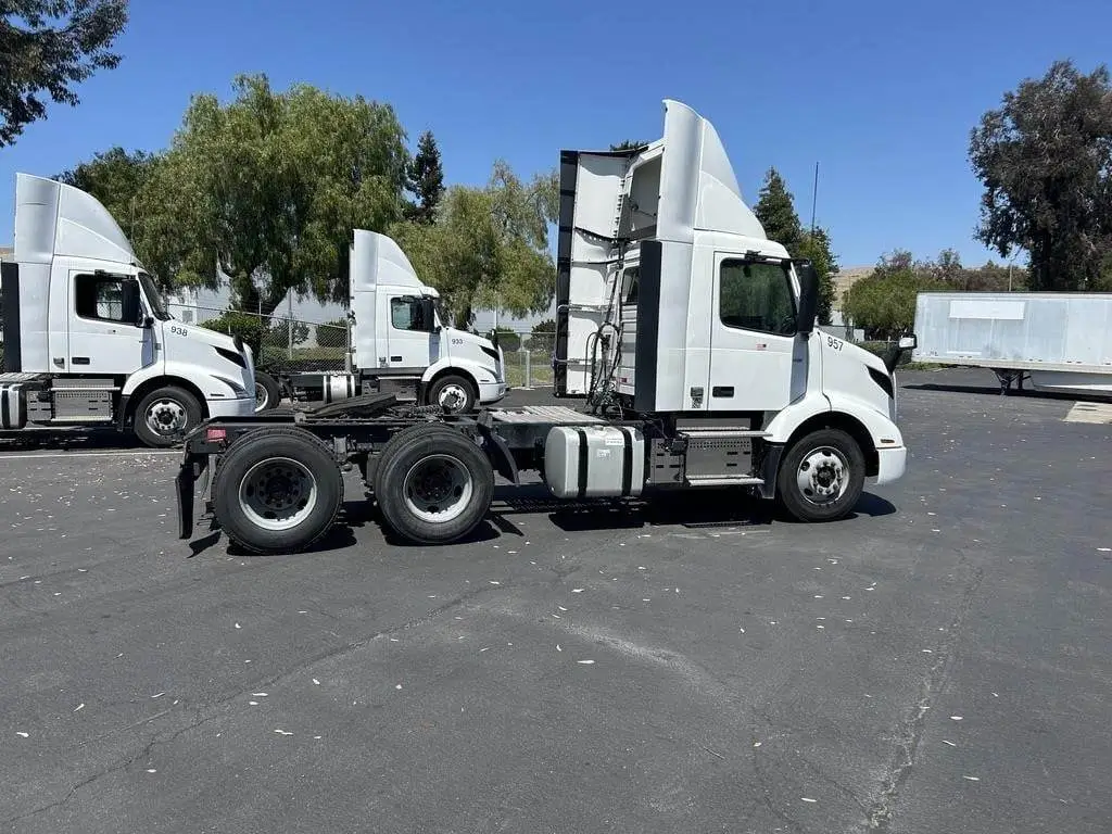 Used 2022 VOLVO VNR64T300 Conventional trucks California US | Ben Kaplan Equipment #1284794