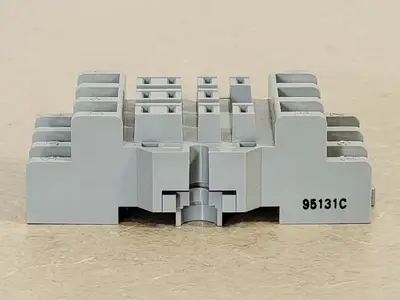 NEW SQUARE D NR82