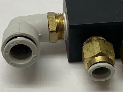PCM20-250-04B | Polyconn  Pneumatic Manifold, 4x 1/4" NPT Out , 3/8"NPT IN - Used