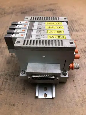 SMC VV5Q21-04N7F82-D8 Solenoid 4 Valve Manifold w/ VQ2101N-51 Single Solenoid