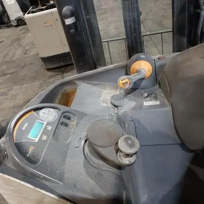 USED 2016 CROWN RR5725-45