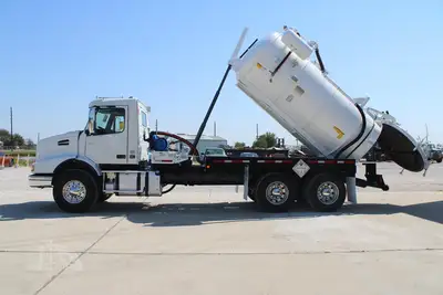Used 2019 VOLVO VHD64B200 Vacuum Truck Texas US | Roll Off Truck World #1492017