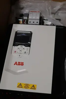 ABB DCS880-EP2-0100-05 PANEL DRIVE 230/460 VAC - 3PH 20/40HP - STOCK SGF-1