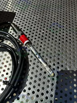USED ABB TB82PH1010010 CONDUCTIVITY TRANSMITTER 4-20 MA W/ SENSOR