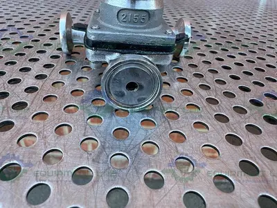 USED ITT PURE FLO 3- WAY 316L DIAPHRAGM VALVE W/ 1/4" TO 1/2" SANITARY FITTING