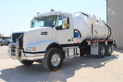 Used 2019 VOLVO VHD64B200 Vacuum Truck Texas US | Roll Off Truck World #1492017