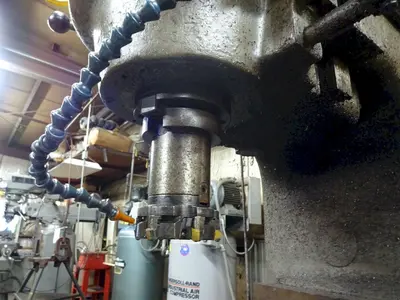 #3 KEARNEY & TRECKER MILWAUKEE MODEL #3 VERTICAL MILLING MACHINE 64" x 13" x 10 HP: YOBRO #24458