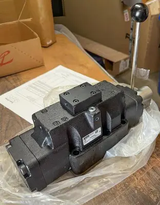 New | in-Stock PARKER DIRECTIONAL CONTROL VALVE SERIES D4L D9L MANUAL HYDRAULIC CONTROL VALVE Pump & Valve Parts Pennsylvania US | East West Machinery & Drilling #1418085