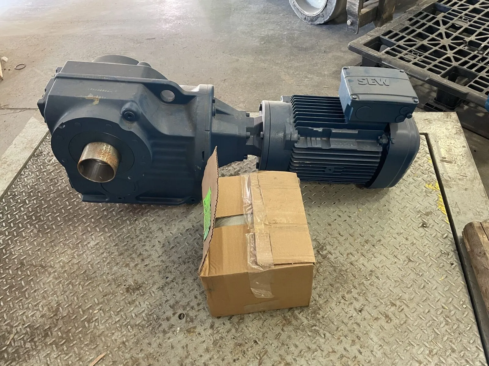 NEW Sew Eurodrive KT97AM213/215DRN132M4 Gear Drive / Speed Reducer 41.37:1 10HP