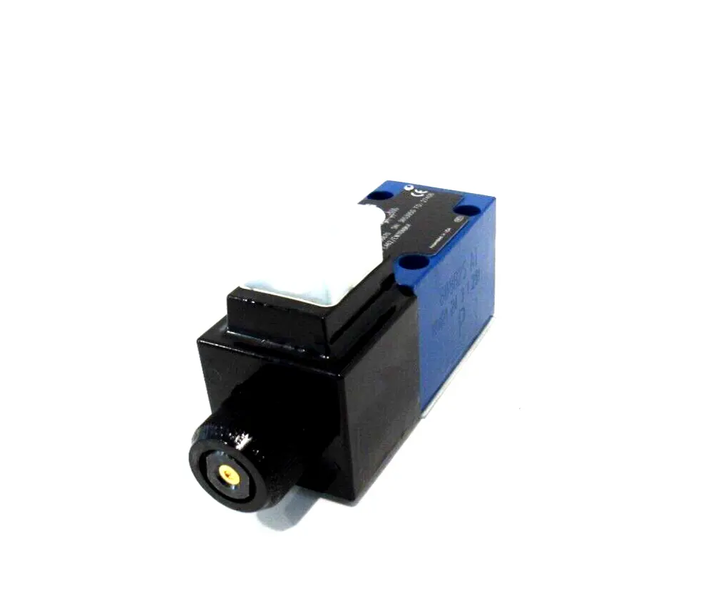 NEW REXROTH R900906670 DIRECTIONAL VALVE 4WE 6 EA62/EW110N9K4