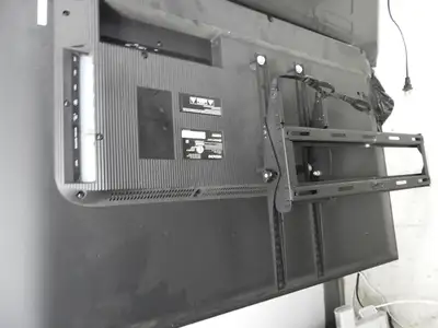 Used Hitachi Used Hitachi 43R80 43" 4K Ultra HD LCD TV with Wall Mount TVs Illinois US | Falcon Restaurant Supply #1375890
