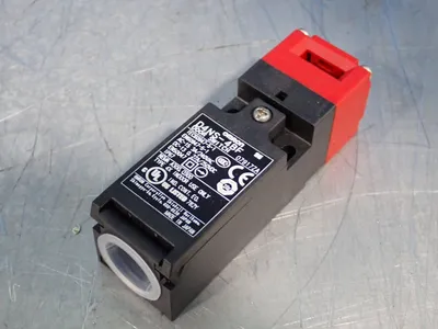 USED OMRON D4NS4BF