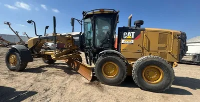 USED 2011 CATERPILLAR 140m2 AWD