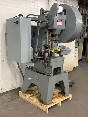 5913-220 Minster Model B1-16, 16 Ton Punch Press, Stamping Press, Air Clutch-Brake / Roll Feed