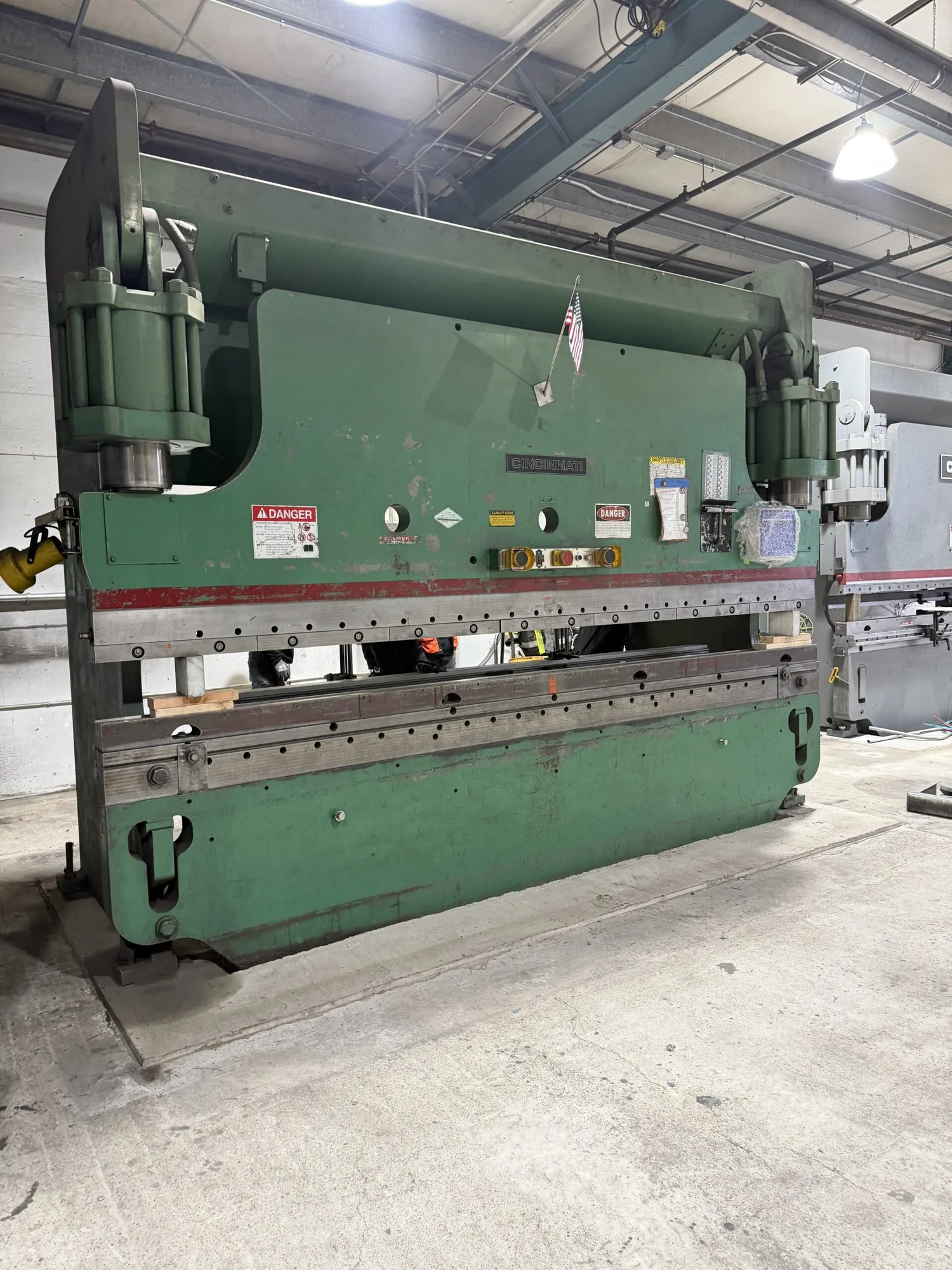 Cincinnati 350CB-12 Press Brake 14′ X 350 Ton W/ Automec 150HD CNC 2 Axis