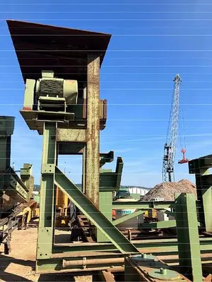 - Mobile screening plant (screen, conveyor belt, vibrating chute) with trailer