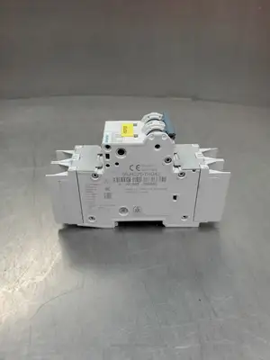USED Siemens 5SJ4220-7HG42 Miniature Circuit Breaker, 20A, 2-Pole