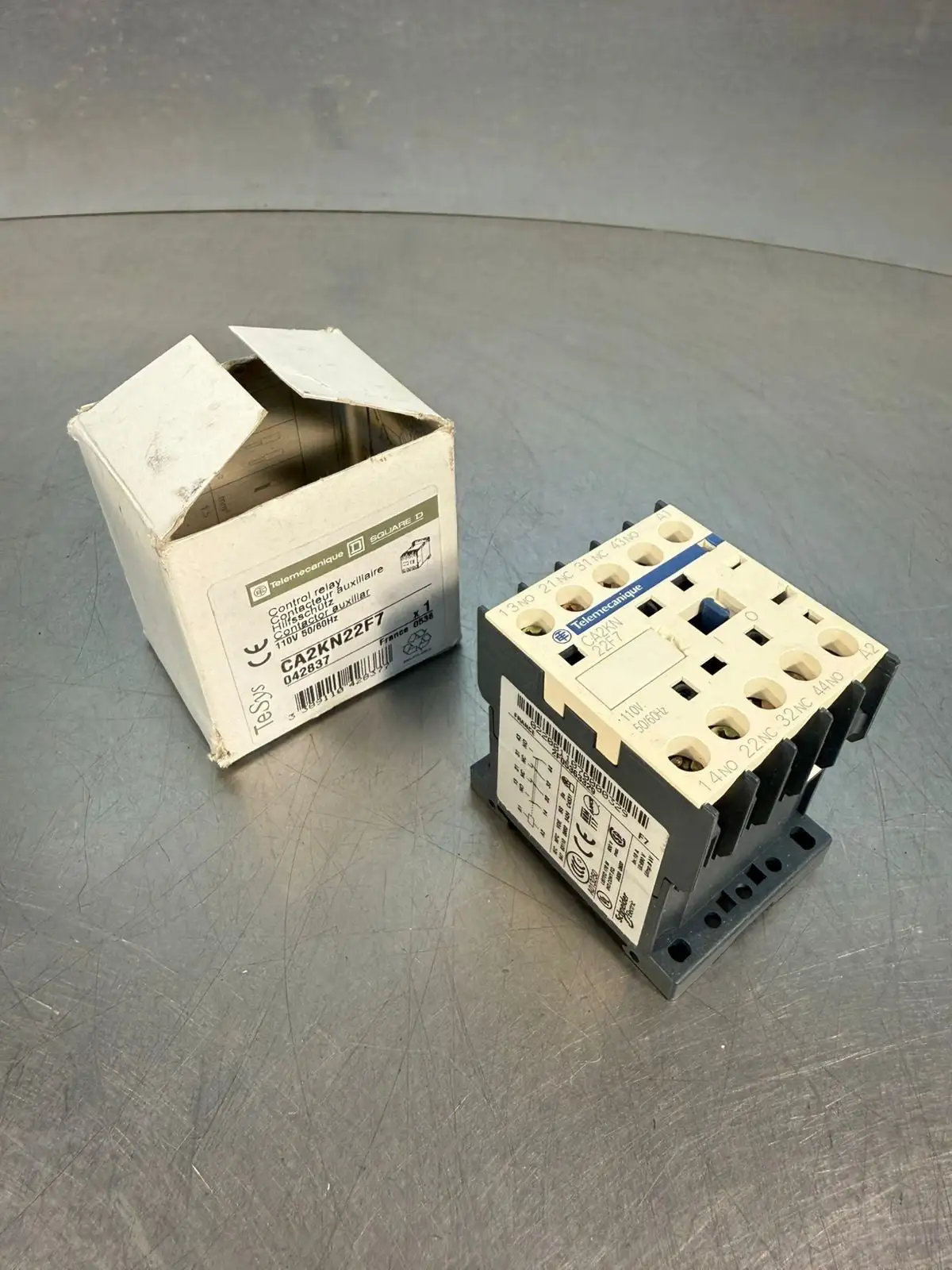 Telemecanique CA2KN22F7 Control Relay 110 V 50/60 Hz (9.3.1)
