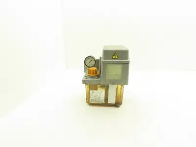 Showa LCB 4 Lubrication Oil Pump Machine Oiler 6L Tank 0.1 L/Min 200V