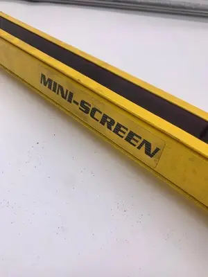 28" BANNER MSE2424Y MINI-SCREEN LIGHT CURTAIN EMITTER: STOCK #15229
