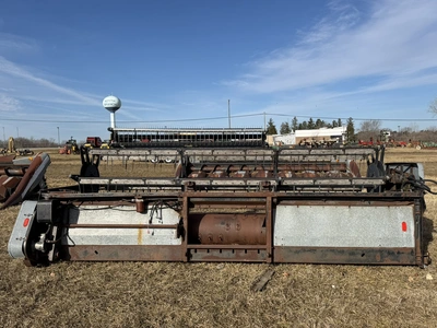 (1) Allis-Chalmers, model 315, 14' grain head with steel and plastic teeth, some teeth are broken, n...