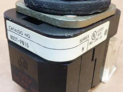 USED ALLEN BRADLEY 800T-PB16 RED