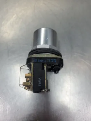 ALLEN BRADLEY 800T-A SER T NEMA 4.13 BLACK PUSHBUTTON SWITCH w/1 CONTACT. 4D-8
