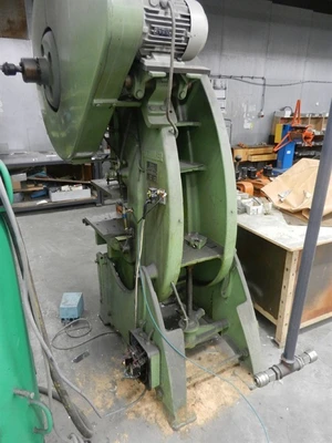 USED SCHULER 32 TON