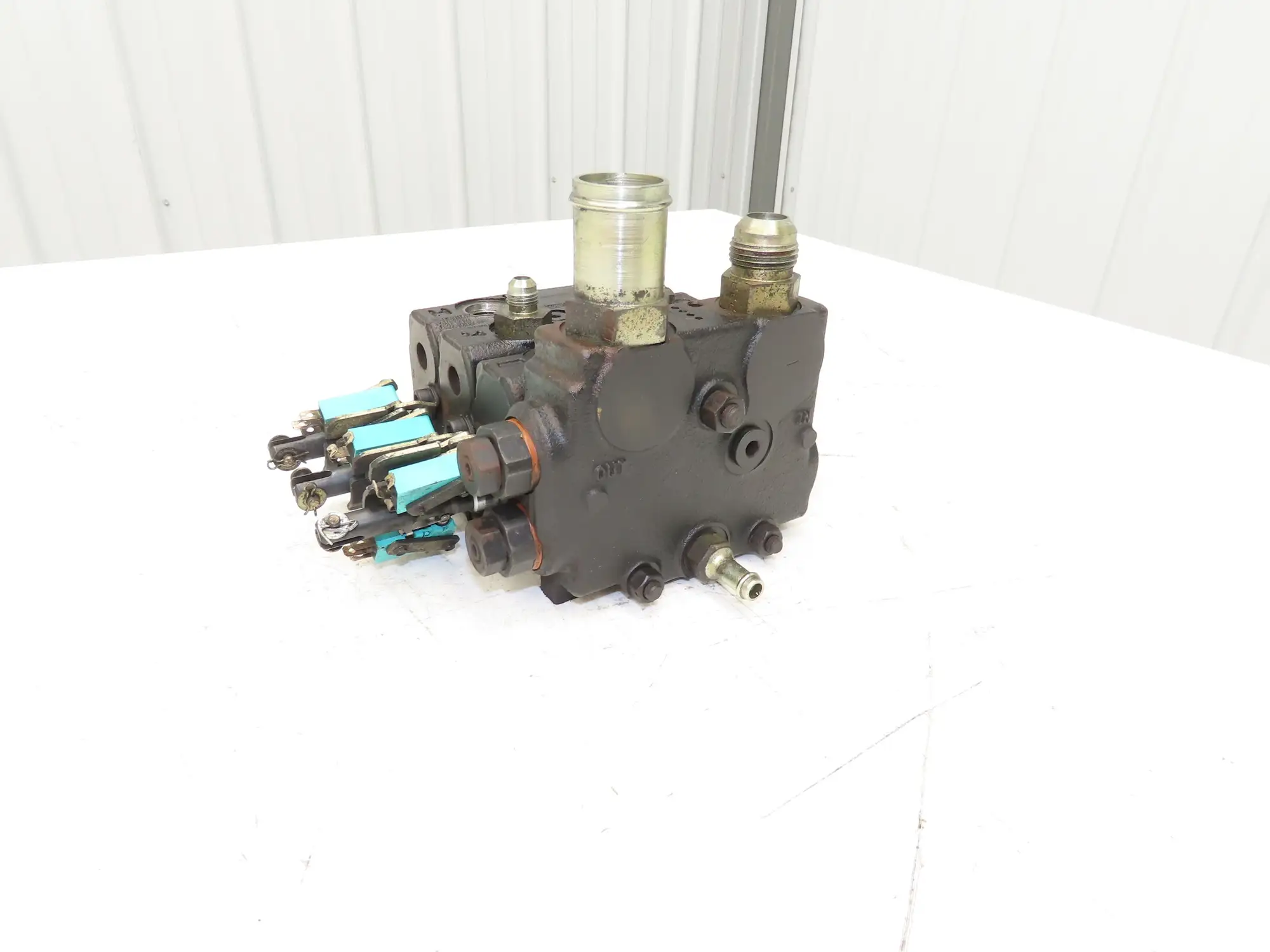 Husco 5000CC-C23 G Hydraulic 3-Spool Forklift Mast Control Valve Off EC25KE